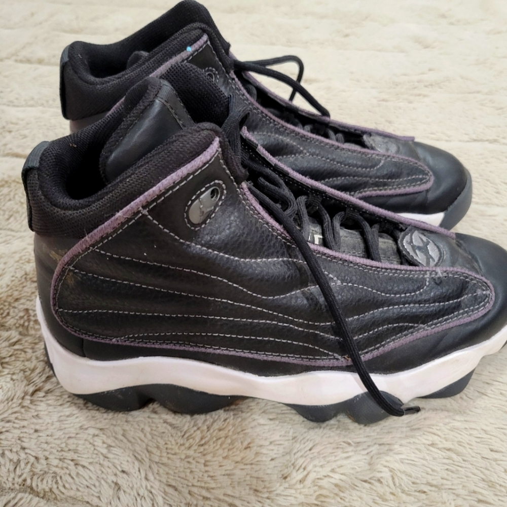 JORDANS Boys Sz 5 Black and White Pro Strong